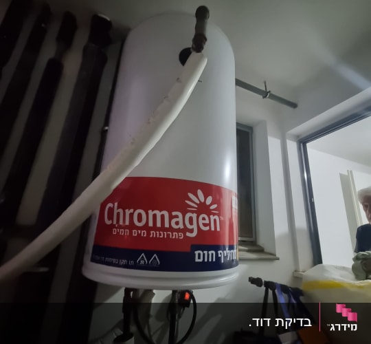 דוד שמש כרומגן מותקן בחדר עם צינורות